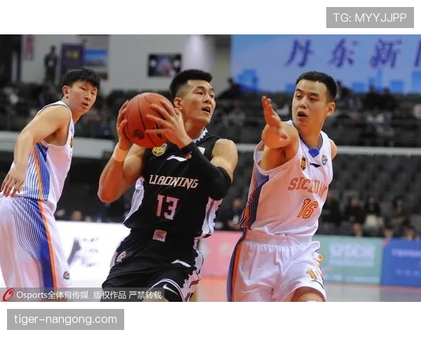 尼斯主教练加蒂推动战术磨合,球队进入第二阶段训练 尼斯主教练加蒂推动战术磨合,球队进入第二阶段训练